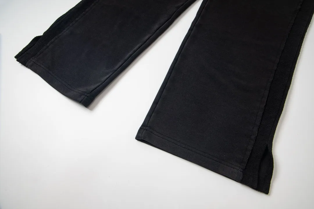 P220 model number Y661 CHROME HEARTS/Chrome Hearts CH 23SS washed trousers and sweatpants, soft and comfortable, and the upper body experience is overwhelming. The pants are decorated with classic cross leather patches, which are full of design. Trousers with elastic waist and leggings, a super versatile fashion item, will definitely turn heads. A must-have treasure sweatpants. The shape is super easy and easy to wear. Both men and women can easily wear it. They are the first choice for the street, don’t miss it! ! ! size:S-XL